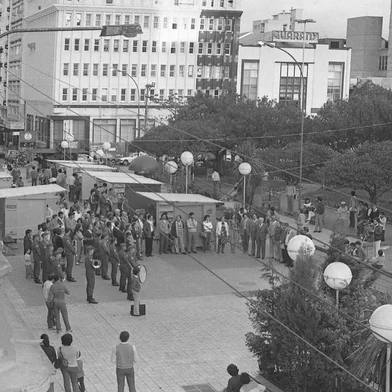 A abertura da Feira do Livro de 1984, no antigo calçadão, em Caxias do Sul. Edição de 40 anos atrás contou com livrarias como do Globo, Maneco, Rossi e Sulina, além da Educs.<!-- NICAID(15877034) -->