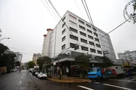CAXIAS DO SUL, RS, BRASIL, 12/06/2026. A Universidade Federal do Rio Grande do Sul (UFRGS) definiu o único imóvel que, até o momento, atende integralmente aos requisitos para abrigar o futuro Campus Serra, em Caxias do Sul. O prédio fica na Rua Os Dezoito do Forte, na esquina com a Moreira César, no bairro São Pelegrino, e já abrigou um campus do Centro Universitário da Serra Gaúcha (FSG). (Porthus Junior/Agência RBS)<!-- NICAID(16305333) -->
