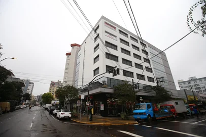 CAXIAS DO SUL, RS, BRASIL, 12/06/2026. A Universidade Federal do Rio Grande do Sul (UFRGS) definiu o único imóvel que, até o momento, atende integralmente aos requisitos para abrigar o futuro Campus Serra, em Caxias do Sul. O prédio fica na Rua Os Dezoito do Forte, na esquina com a Moreira César, no bairro São Pelegrino, e já abrigou um campus do Centro Universitário da Serra Gaúcha (FSG). (Porthus Junior/Agência RBS)<!-- NICAID(16305333) -->