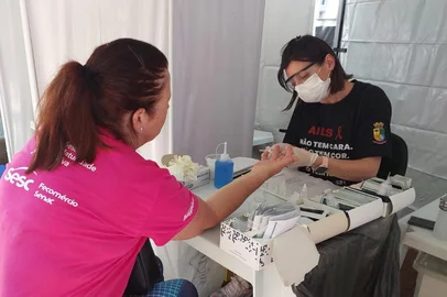 A sexta-feira 1° de dezembro é marcada pelo Dia Mundial de Luta Contra a Aids. A fim de conscientizar a comunidade passo fundense sobre esse tema tão sensível e importante equipes da rede pública de saúde de Passo Fundo realizam um mutirão de testes rápidos de HIV na praça Tochetto.<!-- NICAID(15614234) -->