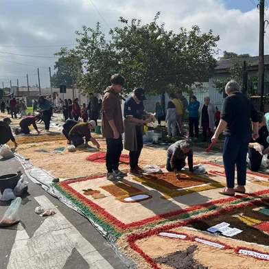 Cerca de 200 fiéis confeccionam tapetes em Gravataí neste feriado de Corpus Christi.  Foto: Fernanda Polo / Agencia RBS<!-- NICAID(15777341) -->