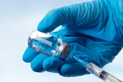 Hand holding viol with vaccine against corona virus.Corona virus outbreak. Epidemic virus protection concept. Foto: Thaut Images / stock.adobe.comFonte: 393724515<!-- NICAID(16080056) -->