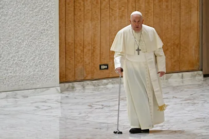 (FILES) Pope Francis arrives for a meeting with the Catholic Union of Teachers, Managers, Educators, Trainers (UCIIM) - the Italian Association of Catholic Teachers (AIMC) - the Association of Parents of Catholic Schools (AGESC), at Paul-VI hall in the Vatican on January 4, 2025. Ailing Pope Francis's condition is "stable" and he has not suffered a fresh breathing crisis, the Vatican said on March 6, 2025, as the 88-year-old nears three weeks in hospital with pneumonia. (Photo by Andreas SOLARO / AFP)Editoria: RELLocal: Vatican CityIndexador: ANDREAS SOLAROSecao: popeFonte: AFPFotógrafo: STF<!-- NICAID(15990761) -->