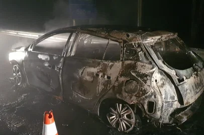 Carro pega fogo na BR-386<!-- NICAID(15421535) -->