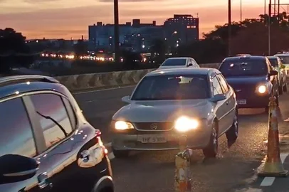 16/05/25: O primeiro começo de manhã após o início das obras no acesso da Avenida Castello Branco para a Mauá causa congestionamento nesta sexta-feira (16).