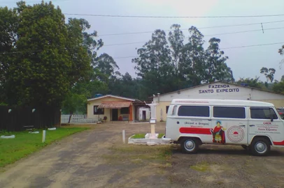 Comunidade Terapêutica Santo Expedito e a Kombi usada no transporte dos acolhidos