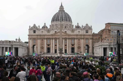 People queue on St Peter's Square and Via della Conciliazione street to pay their respects to late Pope Francis as he lies in state at St Peter's Basilica, viewed in the background in The Vatican, on April 24, 2025. The Vatican said on April 24, 2025, that nearly 50,000 people had so far paid their respects to Pope Francis, whose body is lying in state at St Peter's Basilica for three days before his funeral. (Photo by Dimitar DILKOFF / AFP)<!-- NICAID(16023141) -->