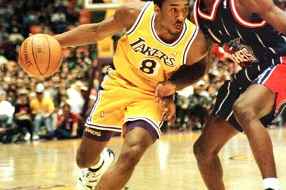 Kobe Bryant (#8) of the Los Angeles Lakers drives the ball against Rodrick Rhodes (R) of the Houston Rockets, 15 February, in Inglewood, CA, during second time action.  AFP PHOTO Tiziana SORGE. (Photo by TIZIANA SORGE / AFP)Editoria: SPOLocal: InglewoodIndexador: TIZIANA SORGESecao: basketballFonte: AFPFotógrafo: STR