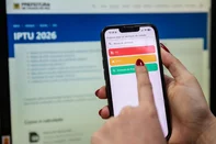 CAXIAS DO SUL, RS, BRASIL, 08/12/2025. Com um reajuste de 4,68% no valor final, a prefeitura de Caxias do Sul busca arrecadar R$ 220 milhões com o pagamento do IPTU e taxa de lixo de 2026. Os carnês 100% digitais já estão disponíveis para acesso da população nesta segunda-feira (8). A mudança da data, marcada anteriormente para o dia 10 de dezembro, foi ocasionada  por questões de ajustes internos no sistema da administração. (Neimar De Cesero/Agência RBS)Indexador: Neimar De Cesero<!-- NICAID(16182782) -->