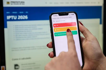 CAXIAS DO SUL, RS, BRASIL, 08/12/2025. Com um reajuste de 4,68% no valor final, a prefeitura de Caxias do Sul busca arrecadar R$ 220 milhões com o pagamento do IPTU e taxa de lixo de 2026. Os carnês 100% digitais já estão disponíveis para acesso da população nesta segunda-feira (8). A mudança da data, marcada anteriormente para o dia 10 de dezembro, foi ocasionada  por questões de ajustes internos no sistema da administração. (Neimar De Cesero/Agência RBS)Indexador: Neimar De Cesero<!-- NICAID(16182782) -->