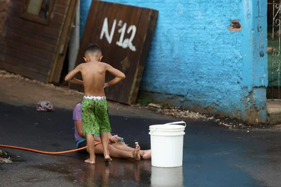PORTO ALEGRE, RS, BRASIL, 15-01-2026: Recorde de calor em Porto Alegre para 2026. A tarde de 15 de janeiro foi a mais quente deste ano em Porto Alegre, até agora. A capital gaúcha bateu o recorde de calor pelo segundo dia consecutivo. O Instituto nacional de meteorologia registrou 37,1°C, às 16 horas. Na foto, crianças brincam com água na Bom Jesus. Foto: Bruno Todeschini/Agencia RBS<!-- NICAID(16204964) -->