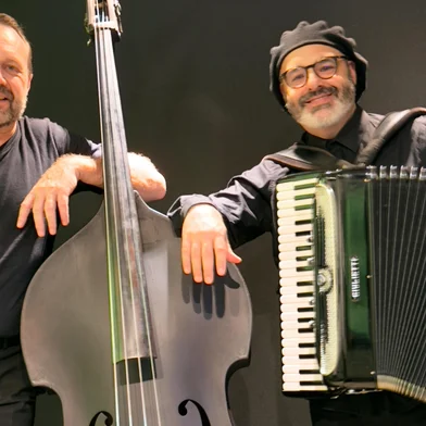 O Duo De Boni & Henz está prestes a embarcar em uma jornada pela Europa, em outubro. Com o projeto Brazil Regional Around The World, eles vão levar a música brasileira para Portugal e França, mostrando a diversidade cultural do país.<!-- NICAID(16141681) -->