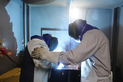 Imigrantes trabalhando na Comil<!-- NICAID(16032213) -->