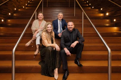 A escritora Letícia Wierzchowski (à frente) e os arquitetos Ingrid Stemmer, Paulo Henrique Rodrigues e Roberto Stemmer (o de preto), da Stemmer Rodrigues.<!-- NICAID(15180466) -->