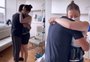 Após diagnóstico de leucemia, Fabiana Justus dança abraçada com marido no hospital