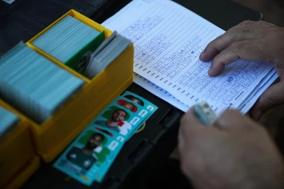 PORTO ALEGRE, RS, BRASIL, 07-05-2025: Entusiastas e colecionadores de figurinhas se reunem em banca de revistas da Praça da Alfândega para compra e trocas na intenção de completarem seus álbuns de Copas do Mundo. Foto: Jonathan Heckler/Agência RBS<!-- NICAID(16280583) -->