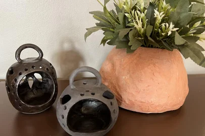 Cerâmica feita pela artista plástica Andréa Mader. Porta velas, de cerâmica, feitos à mão. Cada peça por R$ 100. São em cerâmica, feitos à mão. Podem ir para forno elétrico, à gás e microondas. <!-- NICAID(15183358) -->