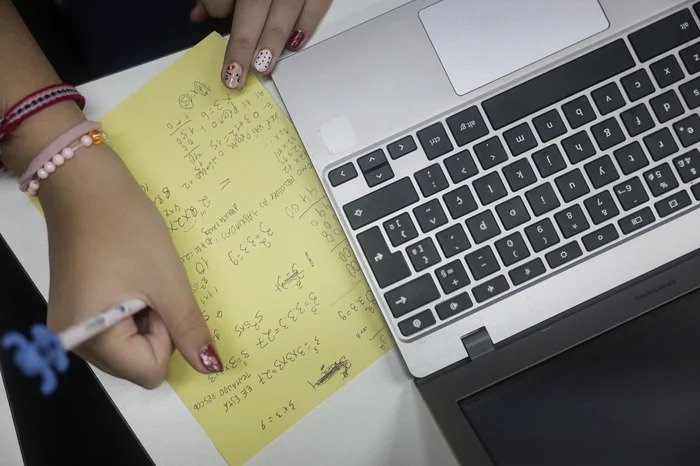 Intelig&ecirc;ncia artificial como suporte na aprendizagem de Matem&aacute;tica