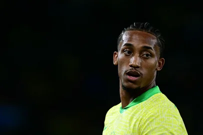 Brazil's forward #07 Joao Pedro looks on during the 2026 FIFA World Cup South American qualifiers football match between Brazil and Chile, at the Maracana stadium in Rio de Janeiro, Brazil on September 4, 2025. (Photo by Pablo PORCIUNCULA / AFP)Editoria: SPOLocal: Rio de JaneiroIndexador: PABLO PORCIUNCULASecao: soccerFonte: AFPFotógrafo: STF<!-- NICAID(16281358) -->