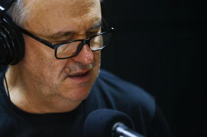 PORTO ALEGRE, RS, BRASIL, 25-11-2019: Programa Chamada Geral 1ª edição, na rádio Gaúcha, com o apresentador Antônio Carlos Macedo. (Foto: Mateus Bruxel / Agência RBS)Indexador: Mateus Bruxel<!-- NICAID(14336974) -->