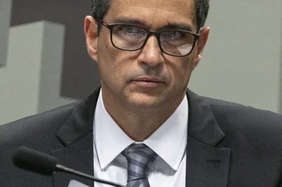 Brazilian Senior banking executive Roberto Campos Neto, who was nominated by Brazil's President Jair Bolsonaro for the presidency of Brazil's Central Bank, gestures during a meeting of the Brazilian Federal Senate Economic Affairs Committee (CAE) in Brasilia on February 26, 2019. - Campos Neto must be first approved by the CAE and the Senate, in order to be able to take office. (Photo by Sergio LIMA / AFP)Editoria: FINLocal: BrasíliaIndexador: SERGIO LIMASecao: central bankFonte: AFPFotógrafo: STR<!-- NICAID(15349250) -->