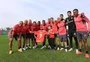 Menino que teve foto viralizada após classificação do Inter na Sul-Americana é recebido por jogadores em treino