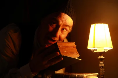 Paulo flores na peça Quase Corpos, baseada em Beckett. Produção do Ói Nóis Aqui Traveiz.<!-- NICAID(15483163) -->