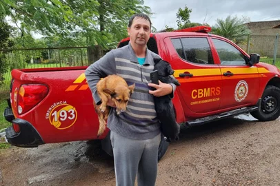 PORTO ALEGRE - Bombeiros resgatam moradores ilhados no bairro Aberta dos Morros, na Zona Sul<!-- NICAID(15458600) -->