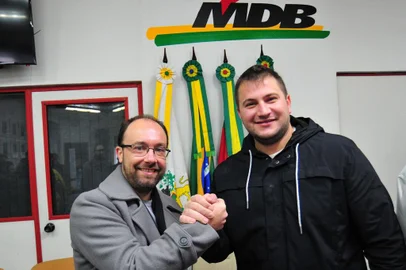O MDB e o PSD estarão juntos na corrida eleitoral 2024 rumo à Prefeitura de Caxias do Sul. As Executivas dos dois partidos formaram a coligação na sede emedebista, na manhã deste sábado (13/7).Os nomes postos a pré-candidato a prefeito é o do vereador do MDB Felipe Gremelmaier, e a pré-candidato a vice, o presidente municipal do PSD, Michel Pillonetto.<!-- NICAID(15813591) -->