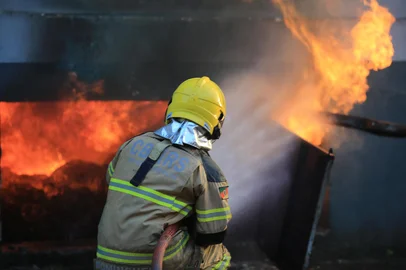 NOVO HAMBURGO, RS, BRASIL, 12-03-2026: Incêndio atinge depósito de EVAs e cuias em Novo Hamburgo. Fogo começou durante a madrugada no bairro Canudos e mobiliza equipes de bombeiros de diversas cidades da região. Foto: Ronaldo Bernardi/Agência RBS<!-- NICAID(16243410) -->