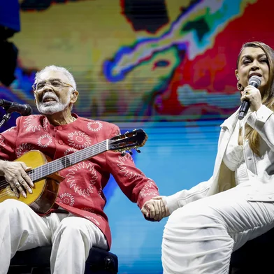 Preta Gil subiu ao palco pela última vez para cantar ao lado do pai, Gilberto Gil, no AllianzSP - PRETA GIL/MORTE/SHOW/GILBERTO GIL/ARQUIVO - GERAL - Foto de arquivo de  26 de abril da cantora Preta Gil ao lado de seu pai, Gilberto   Gil, ao cantar a música Drão, feita em homenagem à sua mãe, Sandra Gadêlha, no   Allianz Parque, na zona oeste de São Paulo. Preta Gil morreu neste domingo, 20,   aos 50 anos de idade, em Nova York (EUA). A cantora passava por um tratamento   contra câncer no intestino, também chamado de câncer colorretal.   26/04/2025 - Foto: ALE FRATA/CÓDIGO19/ESTADÃO CONTEÚDOEditoria: GERALLocal: SÃO PAULOIndexador: ALE FRATAFonte: CÃ³digo 19Fotógrafo: CÓDIGO19<!-- NICAID(16084535) -->