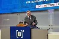 O grupo Inova BH, de Belo Horizonte (MG), é o vencedor do leilão da Parceria Público Privada (PPP) da Educação Infantil de Caxias do Sul. O resultado foi conhecido na tarde desta terça-feira (8) na B3, em São Paulo (SP). O projeto prevê a construção de 31 novas escolas de Educação Infantil na rede municipal e a criação de sete mil vagas. No leilão, a proposta vencedora foi que a solicitou o menor valor a ser pago mensalmente pela prefeitura. O grupo mineiro ofereceu deságio de 19,13%. Ou seja, R$ 1,5 milhão a menos do que os R$ 8,2 milhões estipulados pelo município. Assim, o investimento mensal ficará em quase R$ 6,7 milhões. Na foto, prefeito Adiló Didomenico, secretário Marcus Vinicius Caberlon, procurador-geral de Caxias Adriano Tacca, e o ex-secretário Matheus Neres da Rocha.<!-- NICAID(16075886) -->
