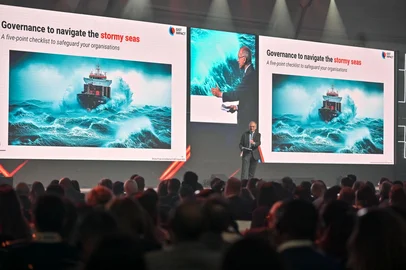 26° Congresso do Instituto Brasileiro de Governança Corporativa (IBGC). Na foto, Pavan Sukhdev, fundador e CEO da Gist Impact, descrito como "economista por vocação, banqueiro por ocupação e engenheiro ambiental por paixão"<!-- NICAID(16141826) -->