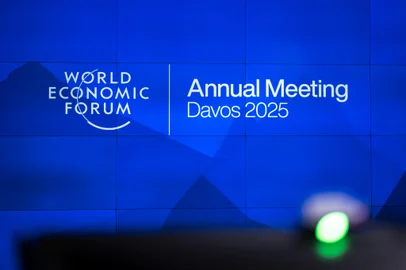 A picture taken on January 14, 2025 in Geneva shows a sign of the World Economic Forum seen in a TV studio prior to a press conference to present the upcoming WEF annual meeting held in Davos. Donald Trump will speak online to the annual meeting of the global political and business elite in Davos next week, days after taking office as US president, the World Economic Forum said. (Photo by Fabrice COFFRINI / AFP)Editoria: POLLocal: GenevaIndexador: FABRICE COFFRINISecao: diplomacyFonte: AFPFotógrafo: STF<!-- NICAID(15954837) -->