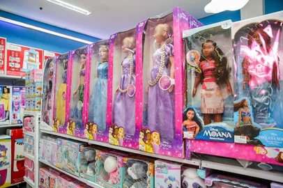 CAXIAS DO SUL, RS, BRASIL, 02/10/2024. Como está movimento de vendas de Dia das Crianças em Caxias Do Sul. Na foto, Martin Ludke e a Monique Subtil Dutra (Neimar De Cesero/Agência RBS)Indexador: Neimar De Cesero<!-- NICAID(15880835) -->