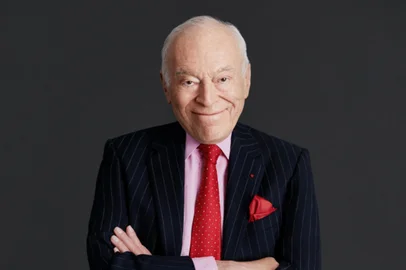 Leonard Lauder, presidente emérito da Estée Lauder Companies e uma das personalidades mais influentes da indústria global de cosméticos, faleceu no dia 14 de junho de 2025, aos 92 anos, em Nova York, cercado por sua família.Filho mais velho de Estée e Joseph H. Lauder — fundadores da empresa que leva o nome da matriarca — Leonard nasceu em 1933 e desde cedo demonstrou talento para os negócios, a liderança e a inovação. <!-- NICAID(16061233) -->