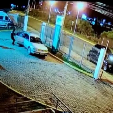 Durante resgate a um preso na Upa de Caxias, agente da Susepe é morto. Imagem é da câmera da Upa e foi cedida pela Susepe<!-- NICAID(14802328) -->