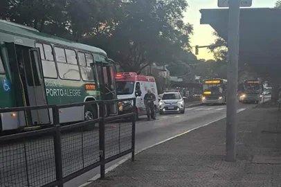 Um homem de 51 anos morreu atropelado por um ônibus no final da tarde desta sexta-feira (17) em Porto Alegre. O caso aconteceu por volta das 18h na avenida Bento Gonçalves, em trecho do bairro Agronomia, na zona leste da Capital.<!-- NICAID(16268498) -->