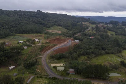 Santa Maria do Herval, RS, Brasil - A RS-373 está sendo pavimentada em um trecho de 10km. Outros 7km estão recebendo novo asfalto. A obra está ocorrendo entre os kms 0 e 17, entre Santa Maria do Herval e Gramado.<!-- NICAID(15802558) -->