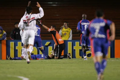 Morte do zagueiro SerginhoBrasil, São Paulo, SP. 27/10/2004. O goleiro Silvio Luiz de Oliveira de Paula, do São Caetano, chama os médicos após o jogador de futebol Serginho (Paulo Sérgio de Oliveira Silva), zagueiro do São Caetano,  sofrer uma parada cardíaca durante partida entre o time do ABC Paulista e a equipe do São Paulo, válida pelo Campeonato Brasileiro de Futebol, no estádio do Morumbi (Estádio Cícero Pompeu de Toledo), na zona sul da capital paulista. Ele morreu no hospital quarenta minutos mais tarde. - Crédito:PAULO PINTO/ESTADÃO CONTEÚDO/AE/Codigo imagem:54397Editoria: ESPLocal: SÃO PAULOIndexador: PAULO PINTOFonte: AGE-ESTADÃO CONTEÚDO<!-- NICAID(15851936) -->