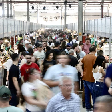 Esteio, RS, Brasil, 31-08-2025: Grande movimentação no Pavilhão da Agricultura Familiar durante a 48ª Expointer, no Parque de Exposições Assis Brasil, que reúne produtores de diversas regiões do Estado com destaque para alimentos coloniais, artesanato e produtos típicos. Foto: Jefferson Botega/Agência RBSIndexador: jeff botega<!-- NICAID(16113828) -->