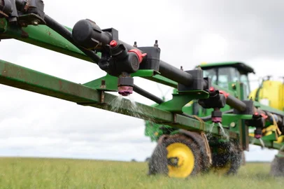 O FUNDO, RS, BRASIL, 04/09/2018: Glifosato é usado na preparação do solo para o plantio de soja pelo sistema de cultivo direto.(FOTO: Diogo Zanatta / Especial )<!-- NICAID(13724627) -->