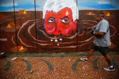PORTO ALEGRE, RS, BRASIL, 10/06/2024- Artista e grafiteiro Filipe Harp faz grafite na Praça Argentina com caricatura de Sebastião melo em protesto a enchente que tomou a cidade. Foto: Jonathan Heckler / Agencia RBS<!-- NICAID(15784519) -->