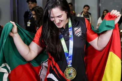 Porto Alegre, RS, Brasil, 15-10-2022: A judoca Mayra Aguiar chega a Porto Alegre após conquistar o tricampeonato mundial de judô em competição no Uzbequistão. O atleta Daniel Cargnin, bronze na competição, também desembarcou na capital. Os dois desfilaram em um caminhão de bombeiros pela cidade. Foto: Mateus Bruxel / Agência RBSIndexador: Mateus Bruxel<!-- NICAID(15236404) -->