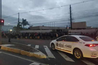 Sindicato faz mobilização em frente de empresas metalúrgicas de Caxias do Sul<!-- NICAID(15476521) -->