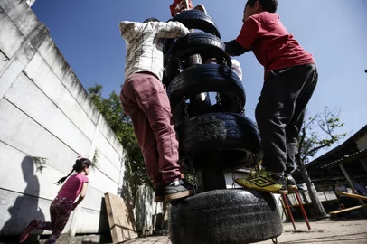 PORTO ALEGRE, RS, BRASIL - 2019.09.25 - Empresa fabricante de pracinhas criou um programa para restaurar parquinhos usados e doar para instituições, como escolas públicas e ONGs. Escola da Restinga recebeu doação de um condomínio residencial. (Foto: ANDRÉ ÁVILA/ Agência RBS)Indexador: Andre Avila<!-- NICAID(14264288) -->