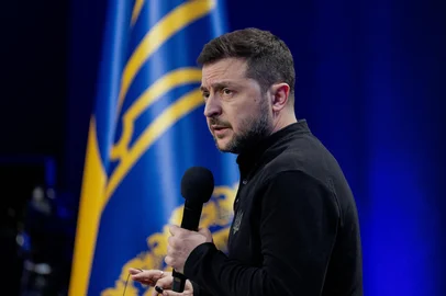 Ukraine's President Volodymyr Zelensky speaks during a joint press conference on the sidelines of the "Ukraine. Year 2025" forum in Kyiv on February 23, 2025, amid the Russian invasion of Ukraine. (Photo by Tetiana DZHAFAROVA / AFP)Editoria: WARLocal: KyivIndexador: TETIANA DZHAFAROVASecao: warFonte: AFPFotógrafo: STF<!-- NICAID(15983041) -->