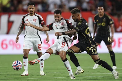ORLANDO, FLORIDA - JUNE 24: Danilo #13 of CR Flamengo passes the ball while under pressure from Denis Bouanga #99 of LAFC during the FIFA Club World Cup 2025 group D match between Los Angeles Football Club and CR Flamengo at Camping World Stadium on June 24, 2025 in Orlando, Florida.   Dan Mullan/Getty Images/AFP (Photo by Dan Mullan / GETTY IMAGES NORTH AMERICA / Getty Images via AFP)<!-- NICAID(16066790) -->
