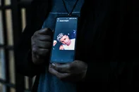 PORTO ALEGRE, RS, BRASIL, 15-09-2025: Jovem em surto psiquiátrico é morto por agentes da Brigada Militar dentro de casa no bairro Santa Fé, zona norte de Porto Alegre. Herick Cristian da Silva Vargas, 28 anos, teria sido vítima de um disparo da polícia durante um surto psiquiátrico. Foto: Renan Mattos / Agência RBS<!-- NICAID(16125002) -->