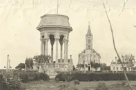 São Vicente do SulIgreja Matriz e Praça Borges de Medeiros na década de 1950<!-- NICAID(16282552) -->